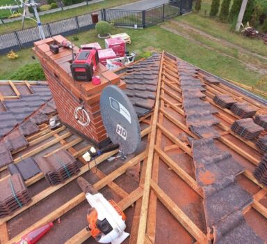 Wykonanie pokrycia dachowego na konstrukcji kopertowej w Osinach