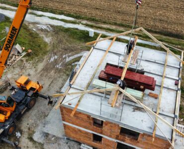 Prace nad drewnianą konstrukcją dachową