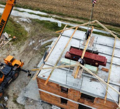 Prace nad drewnianą konstrukcją dachową