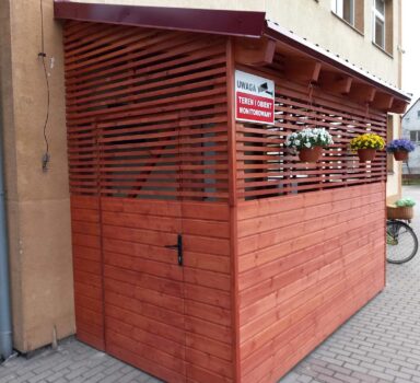 Zabudowa i zadaszenia wejscia do budynku